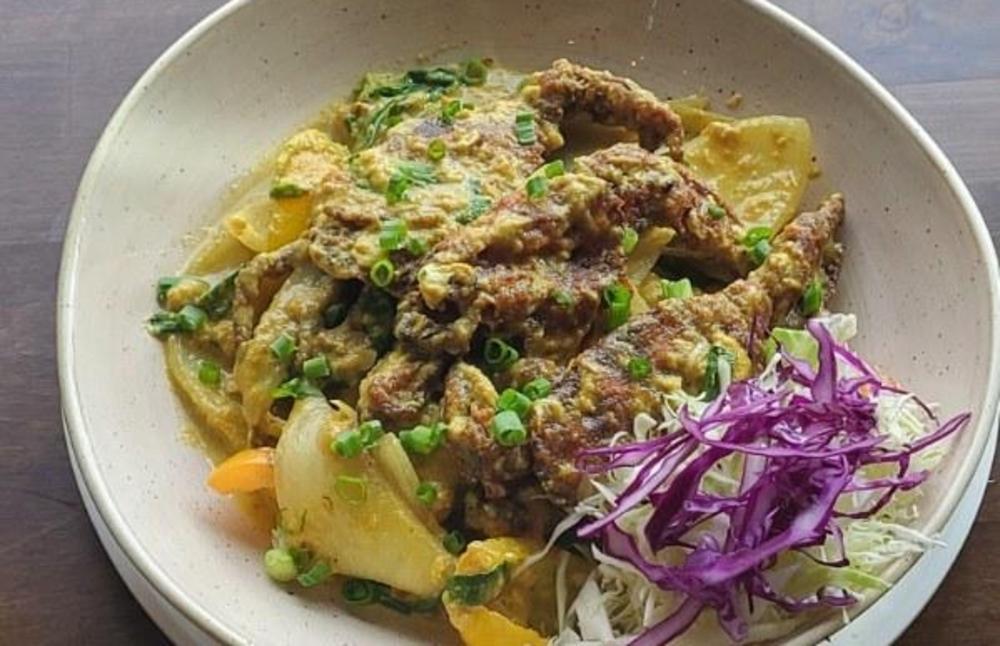 Deep-Fried Soft-Shell crab, stir-fry with curry powder sauce